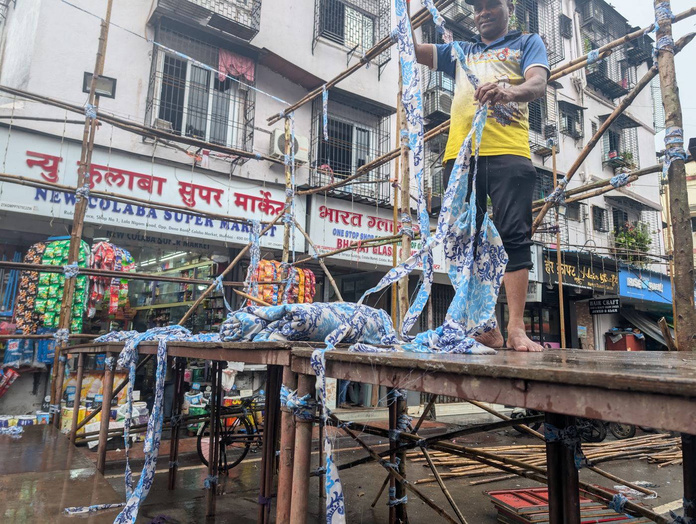 Rigging a market awning from scaffolding