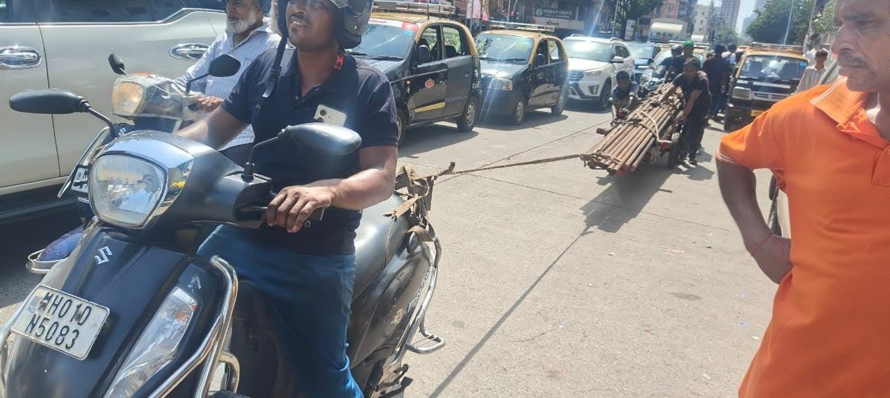 Two scooters towing on a Mumbai road